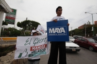 Jueves 14 de junio del 2012. Tuxtla Gutiérrez, Chiapas. Militantes de varios partidos polÃticos coinciden en los cruceros de la capital del estado de Chiapas para promover las diferentes candidaturas polÃticas en esta entidad del sureste de México. Jueves 14 de junio del 2012. Tuxtla Gutiérrez, Chiapas. Militantes de varios partidos polÃticos coinciden en los cruceros de la capital del estado de Chiapas para promover las diferentes candidaturas polÃticas en esta entidad del sureste de México.