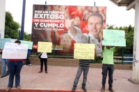 Jueves 14 de junio del 2012.  Tuxtla Gutiérrez, Chiapas. Militantes de varios partidos políticos coinciden en los cruceros de la capital del estado de Chiapas para promover las diferentes candidaturas políticas en esta entidad del sureste de México.