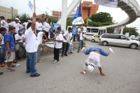 Jueves 14 de junio del 2012.  Tuxtla Gutiérrez, Chiapas. Militantes de varios partidos políticos coinciden en los cruceros de la capital del estado de Chiapas para promover las diferentes candidaturas políticas en esta entidad del sureste de México.