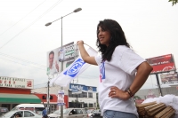 Jueves 14 de junio del 2012.  Tuxtla Gutiérrez, Chiapas. Militantes de varios partidos políticos coinciden en los cruceros de la capital del estado de Chiapas para promover las diferentes candidaturas políticas en esta entidad del sureste de México.