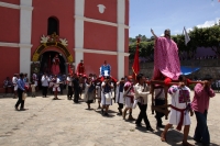 Jueves 11 de agosto del 2016. San Juan Cancuc. Las autoridades tradicionales de la etnia Tsental llevan en procesión las imágenes religiosas desde la iglesia de esta comunidad ubicada entre la zona Altos y Selva