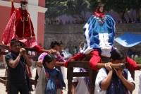 Jueves 11 de agosto del 2016. San Juan Cancuc. Las autoridades tradicionales de la etnia Tsental llevan en procesión las imágenes religiosas desde la iglesia de esta comunidad ubicada entre la zona Altos y Selva