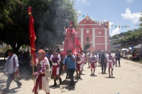 Jueves 11 de agosto del 2016. San Juan Cancuc. Las autoridades tradicionales de la etnia Tsental llevan en procesión las imágenes religiosas desde la iglesia de esta comunidad ubicada entre la zona Altos y Selva