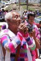 Jueves 11 de agosto del 2016. San Juan Cancuc. Las autoridades tradicionales de la etnia Tsental llevan en procesión las imágenes religiosas desde la iglesia de esta comunidad ubicada entre la zona Altos y Selva