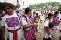 Los indígenas de la comunidad Cancuc se reúnen cotidianamente en el atrio de la iglesia de San Juan para discutir sobre las decisiones de importancia para los pobladores de las comunidades de esta localidad ubicada a 40 kilómetros de la ciudad de San Cris