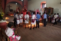 Jueves 11 de agosto del 2016. San Juan Cancuc. Las autoridades tradicionales de la etnia Tsental llevan en procesión las imágenes religiosas desde la iglesia de esta comunidad ubicada entre la zona Altos y Selva
