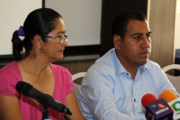 Martes 18 de febrero del 2014. Tuxtla Gutiérrez. Eduardo Ramírez Aguilar, secretario de Gobierno de Chiapas y Candelaria Rodríguez encargada de la Coordinación Educativa para la Transversalidad de Género hablan en conferencia de prensa del programa 21 pas