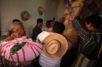 Lunes 30 de enero del 2017. Tuxtla Gutiérrez. La Virgen de Candelaria. La comunidad Zoque se reúne desde la madrugada para iniciar el recorrido de las tres Vírgenes de Copoya las cuales recorren bailando y gritando vivas acompañados de los sones tradicion