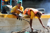 Miércoles 2 de octubre del 2013. Chiapa de Corzo. Las labores de las brigadas de limpieza del Cañón del Sumidero continúan recogiendo tripio, pet y restos de madera que los municipios aledaños depositan en los afluentes del Grijalva.