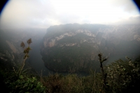 30 años caminando en el Cañón  René Araujo.  Martes 7 de diciembre, Cañón del Sumidero. Don José Alfredo Muñoz camina todos los días por las veredas que se internan entre los miradores del Cañón del Sumidero, recordando entre los paisajes que observan la 
