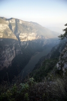 30 años caminando en el Cañón  René Araujo.  Martes 7 de diciembre, Cañón del Sumidero. Don José Alfredo Muñoz camina todos los días por las veredas que se internan entre los miradores del Cañón del Sumidero, recordando entre los paisajes que observan la 