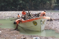 Martes 16 de agosto. El ripio y el pet son los materiales que arrastra el agua del rio Grijalva al interior de Cañón del Sumidero y a pesar de los esfuerzos de los voluntarios y autoridades de ecología estos desechos continúan acumulándose poniendo en pel