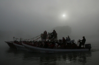 Domingo 12 de diciembre. Chiapa de Corzo. (Especial 35 fotos) Lancheros de servicios turísticos de Chiapa de Corzo, realizan la procesión dentro de las aguas del río Grijalva hacia el interior del Cañón del Sumidero donde colocan la imagen religiosa en la