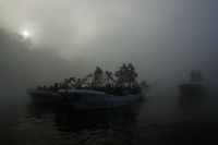 Domingo 12 de diciembre. Chiapa de Corzo. (Especial 35 fotos) Lancheros de servicios turísticos de Chiapa de Corzo, realizan la procesión dentro de las aguas del río Grijalva hacia el interior del Cañón del Sumidero donde colocan la imagen religiosa en la