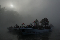 Domingo 12 de diciembre. Chiapa de Corzo. (Especial 35 fotos) Lancheros de servicios turísticos de Chiapa de Corzo, realizan la procesión dentro de las aguas del río Grijalva hacia el interior del Cañón del Sumidero donde colocan la imagen religiosa en la