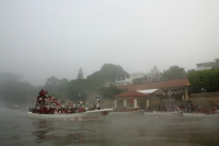 Domingo 12 de diciembre. Chiapa de Corzo. (Especial 35 fotos) Lancheros de servicios turísticos de Chiapa de Corzo, realizan la procesión dentro de las aguas del río Grijalva hacia el interior del Cañón del Sumidero donde colocan la imagen religiosa en la