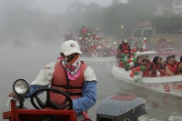 Domingo 12 de diciembre. Chiapa de Corzo. (Especial 35 fotos) Lancheros de servicios turísticos de Chiapa de Corzo, realizan la procesión dentro de las aguas del río Grijalva hacia el interior del Cañón del Sumidero donde colocan la imagen religiosa en la