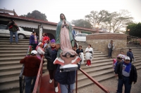 Domingo 12 de diciembre. Chiapa de Corzo. (Especial 35 fotos) Lancheros de servicios turísticos de Chiapa de Corzo, realizan la procesión dentro de las aguas del río Grijalva hacia el interior del Cañón del Sumidero donde colocan la imagen religiosa en la