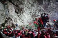 Domingo 12 de diciembre. Chiapa de Corzo. (Especial 35 fotos) Lancheros de servicios turísticos de Chiapa de Corzo, realizan la procesión dentro de las aguas del río Grijalva hacia el interior del Cañón del Sumidero donde colocan la imagen religiosa en la