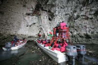 Domingo 12 de diciembre. Chiapa de Corzo. (Especial 35 fotos) Lancheros de servicios turísticos de Chiapa de Corzo, realizan la procesión dentro de las aguas del río Grijalva hacia el interior del Cañón del Sumidero donde colocan la imagen religiosa en la