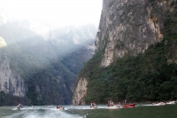 Domingo 12 de diciembre. Chiapa de Corzo. (Especial 35 fotos) Lancheros de servicios turÃsticos de Chiapa de Corzo, realizan la procesión dentro de las aguas del rÃo Grijalva hacia el interior del Cañón del Sumidero donde colocan la imagen religiosa en la Domingo 12 de diciembre. Chiapa de Corzo. (Especial 35 fotos) Lancheros de servicios turÃsticos de Chiapa de Corzo, realizan la procesión dentro de las aguas del rÃo Grijalva hacia el interior del Cañón del Sumidero donde colocan la imagen religiosa en la