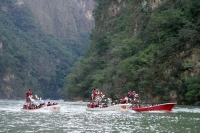 Domingo 12 de diciembre. Chiapa de Corzo. (Especial 35 fotos) Lancheros de servicios turísticos de Chiapa de Corzo, realizan la procesión dentro de las aguas del río Grijalva hacia el interior del Cañón del Sumidero donde colocan la imagen religiosa en la