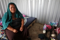 Domingo 30 de junio del 2013. Tuxtla Gutiérrez, Chiapas. Los desplazados de Venustiano Carranza continúan viviendo en precarias condiciones a pesar de que fueran reubicados en las instalaciones de la Feria Chiapas y reciben ayuda humanitaria de quienes aú