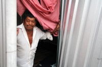 Domingo 30 de junio del 2013. Tuxtla Gutiérrez, Chiapas. Los desplazados de Venustiano Carranza continúan viviendo en precarias condiciones a pesar de que fueran reubicados en las instalaciones de la Feria Chiapas y reciben ayuda humanitaria de quienes aú