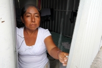 Domingo 30 de junio del 2013. Tuxtla Gutiérrez, Chiapas. Los desplazados de Venustiano Carranza continúan viviendo en precarias condiciones a pesar de que fueran reubicados en las instalaciones de la Feria Chiapas y reciben ayuda humanitaria de quienes aú