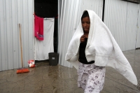 Domingo 30 de junio del 2013. Tuxtla Gutiérrez, Chiapas. Los desplazados de Venustiano Carranza continúan viviendo en precarias condiciones a pesar de que fueran reubicados en las instalaciones de la Feria Chiapas y reciben ayuda humanitaria de quienes aú