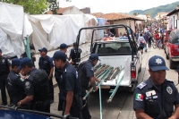 Jueves 19 de julio del 2012. Tuxtla Gutiérrez, Chiapas. Autoridades del ayuntamiento coleto, desalojan a los nuevos ambulantes que se habían instalado en el atrio de la iglesia de la Caridad.