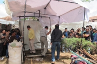 Jueves 19 de julio del 2012. Tuxtla Gutiérrez, Chiapas. Autoridades del ayuntamiento coleto, desalojan a los nuevos ambulantes que se habían instalado en el atrio de la iglesia de la Caridad.