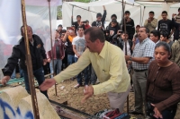 Jueves 19 de julio del 2012. Tuxtla Gutiérrez, Chiapas. Autoridades del ayuntamiento coleto, desalojan a los nuevos ambulantes que se habían instalado en el atrio de la iglesia de la Caridad.