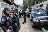 Jueves 19 de julio del 2012. Tuxtla Gutiérrez, Chiapas. Autoridades del ayuntamiento coleto, desalojan a los nuevos ambulantes que se habían instalado en el atrio de la iglesia de la Caridad.