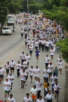 Domingo 17 de junio del 2012. Tuxtla Gutiérrez, Chiapas. Carlos Morales Candidato a la presidencia de Tuxtla por el PRD encabeza esta mañana la carrera deportiva por la democracia.