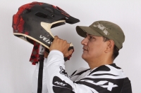 Jueves 28 de junio del 2012. Tuxtla Gutiérrez, Chiapas. El DJ y locutor, Carlos el Vampiro Sánchez nos muestras su faceta de deportista extremo en esta sesión fotográfica.