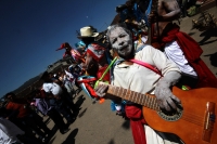 Domingo 2 de marzo del 2014. San Miguel Huixtan, Chiapas. Indígenas Tsotsiles y tsentales asentados en este municipio de los altos de Chiapas, presentan las danzas tradicionales correspondientes al Carnaval este medio día en la plaza de esta comunidad de 