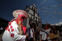 Domingo 2 de marzo del 2014. San Miguel Huixtan, Chiapas. Indígenas Tsotsiles y tsentales asentados en este municipio de los altos de Chiapas, presentan las danzas tradicionales correspondientes al Carnaval este medio día en la plaza de esta comunidad de 