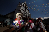 Domingo 2 de marzo del 2014. San Miguel Huixtan, Chiapas. Indígenas Tsotsiles y tsentales asentados en este municipio de los altos de Chiapas, presentan las danzas tradicionales correspondientes al Carnaval este medio día en la plaza de esta comunidad de 