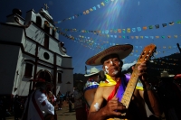 Domingo 2 de marzo del 2014. San Miguel Huixtan, Chiapas. Indígenas Tsotsiles y tsentales asentados en este municipio de los altos de Chiapas, presentan las danzas tradicionales correspondientes al Carnaval este medio día en la plaza de esta comunidad de 