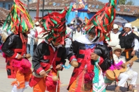 Domingo 2 de marzo del 2014. San Miguel Huixtan, Chiapas. Indígenas Tsotsiles y tsentales asentados en este municipio de los altos de Chiapas, presentan las danzas tradicionales correspondientes al Carnaval este medio día en la plaza de esta comunidad de 