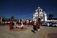 Domingo 2 de marzo del 2014. San Miguel Huixtan, Chiapas. Indígenas Tsotsiles y tsentales asentados en este municipio de los altos de Chiapas, presentan las danzas tradicionales correspondientes al Carnaval este medio día en la plaza de esta comunidad de 
