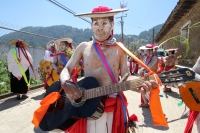 Domingo 2 de marzo del 2014. San Miguel Huixtan, Chiapas. Indígenas Tsotsiles y tsentales asentados en este municipio de los altos de Chiapas, presentan las danzas tradicionales correspondientes al Carnaval este medio día en la plaza de esta comunidad de 
