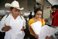 Martes 10 de agosto. Campesinos del municipio de Venustiano Carranza piden a las autoridades estatales que intervengan en esta localidad donde varios grupos de caciques obligan a los indígenas tsotsiles al consumo de alcohol durante las celebraciones trad