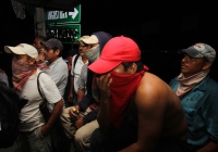 Miércoles 19 de junio del 2013. Venustiano Carranza. Comuneros de la Casa del Pueblo Continúan bloqueando bajo la lluvia las entradas de la comunidad después del enfrentamiento con los Policías Estatales la tarde de este martes. El saldo preliminar es de 