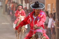 Lunes 19 de enero del 2014. Venustiano Carranza. Los indígenas tsotsiles de La Antigua San Bartolome de los Llanos (Venustiano Carranza) recorren en procesión las calles principales de esta comunidad de la depresión central de Chiapas para posteriormente 