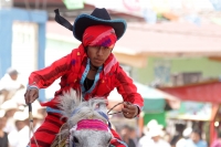 Lunes 19 de enero del 2014. Venustiano Carranza. Los indígenas tsotsiles de La Antigua San Bartolome de los Llanos (Venustiano Carranza) recorren en procesión las calles principales de esta comunidad de la depresión central de Chiapas para posteriormente 