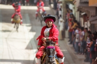 Lunes 19 de enero del 2014. Venustiano Carranza. Los indígenas tsotsiles de La Antigua San Bartolome de los Llanos (Venustiano Carranza) recorren en procesión las calles principales de esta comunidad de la depresión central de Chiapas para posteriormente 