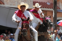 Domingo 24 de junio del 2018. Tuxtla Gutiérrez. El Carrerante de palo.  Los Carrerantes recorren las calles de la Antigua San Bartolomé de los Llanos cabalgando por las diferentes calles que comunican  las iglesias de San Pedro y San Sebastián en varia