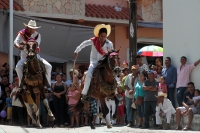 Domingo 24 de junio del 2018. Tuxtla Gutiérrez. El Carrerante de palo.  Los Carrerantes recorren las calles de la Antigua San Bartolomé de los Llanos cabalgando por las diferentes calles que comunican  las iglesias de San Pedro y San Sebastián en varia